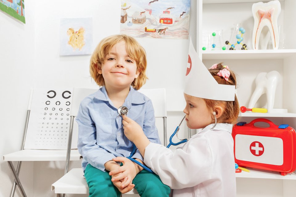 Kinder spielen Arzt