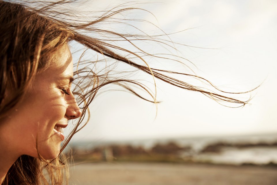 Frau steht im Wind