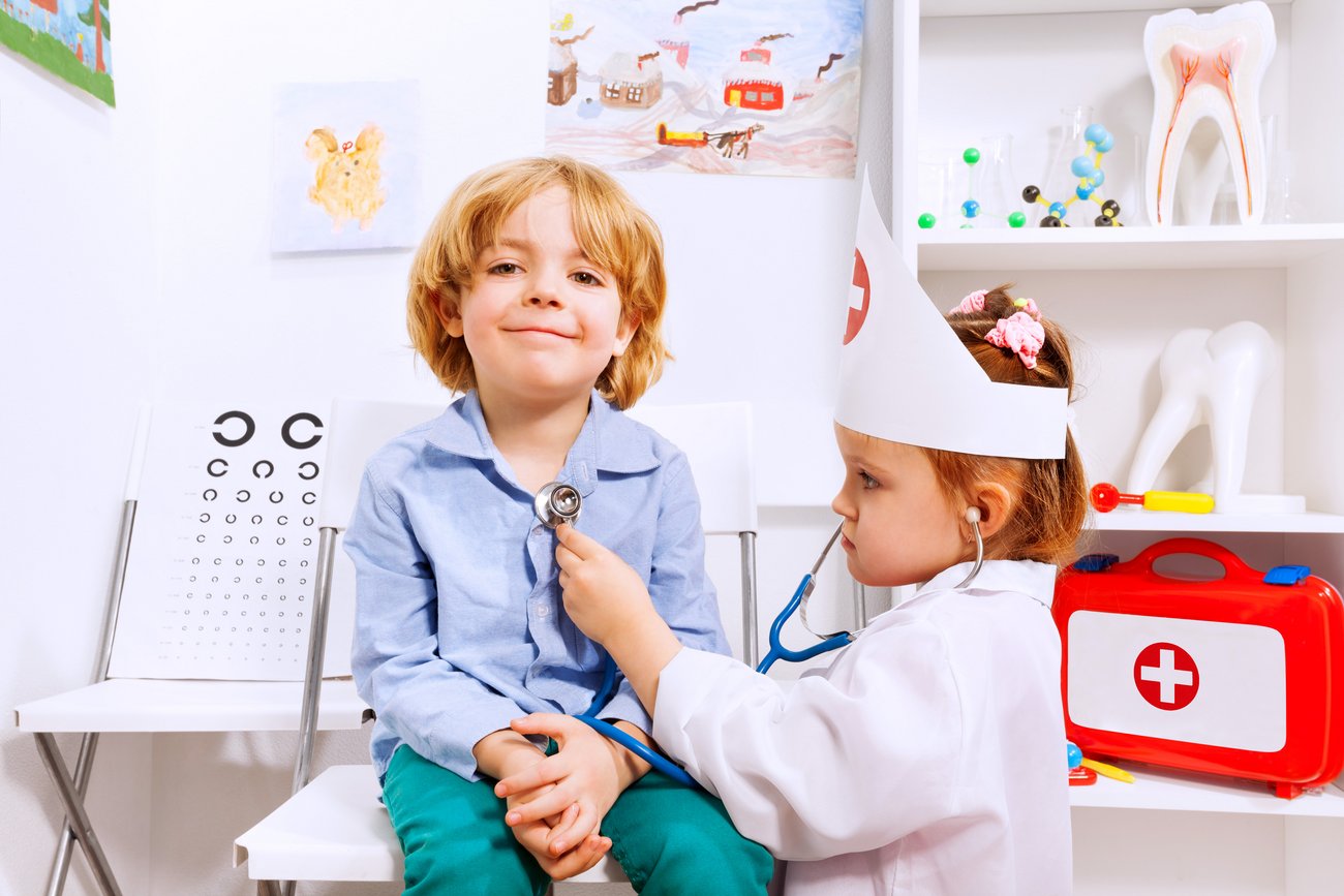 Kinder spielen Arzt und Patient