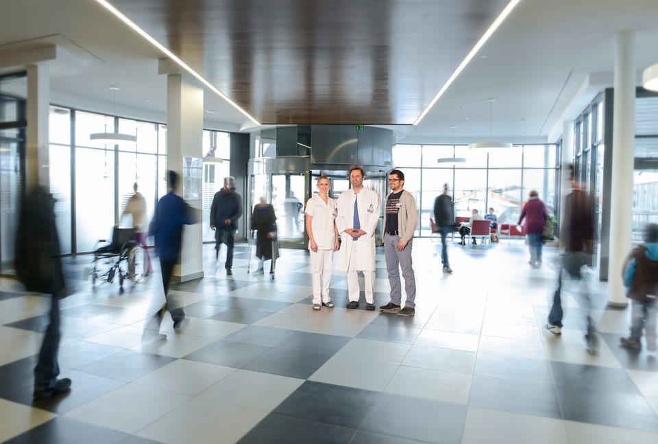 Mitarbeiter im Foyer