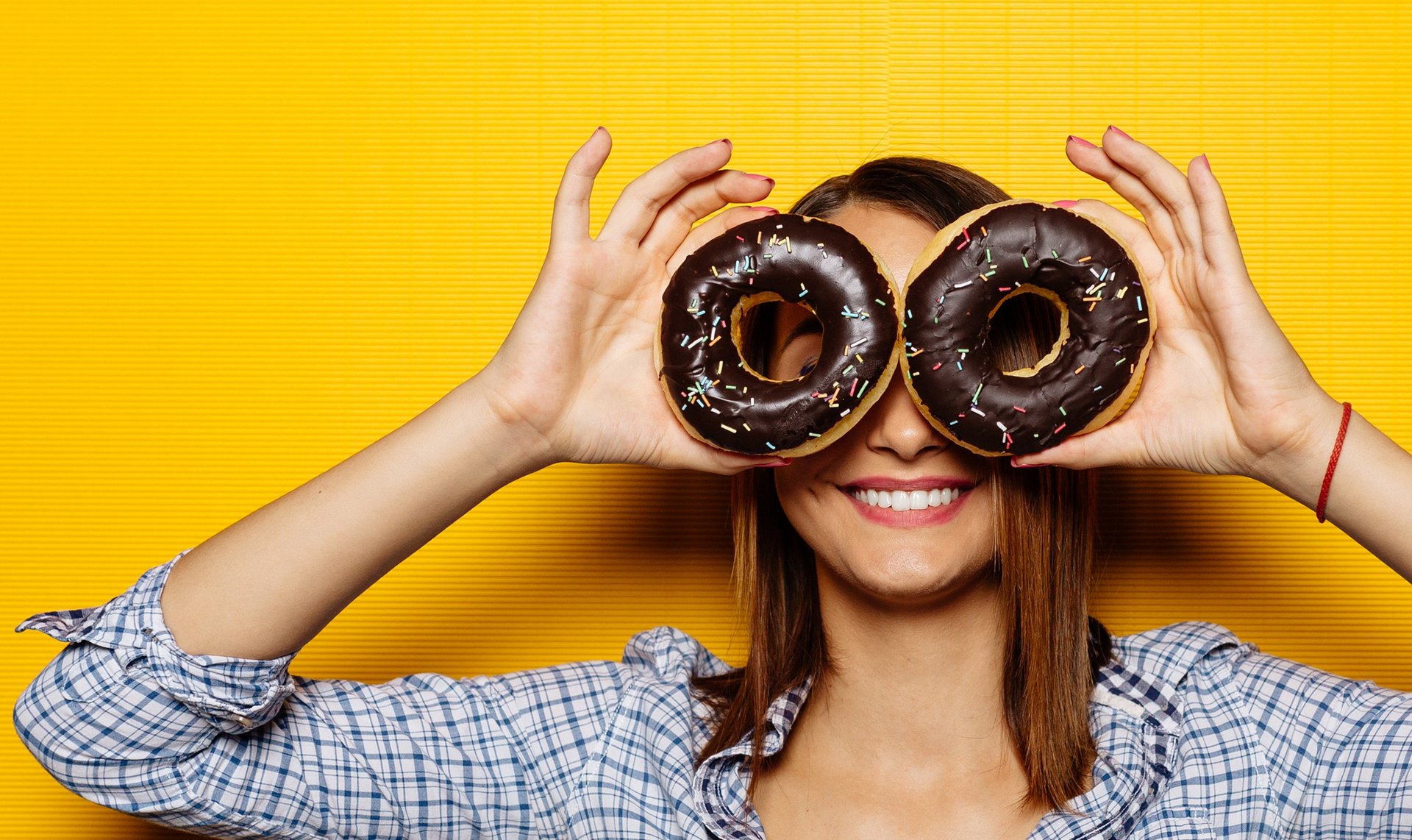 Frau schaut durch Donuts...