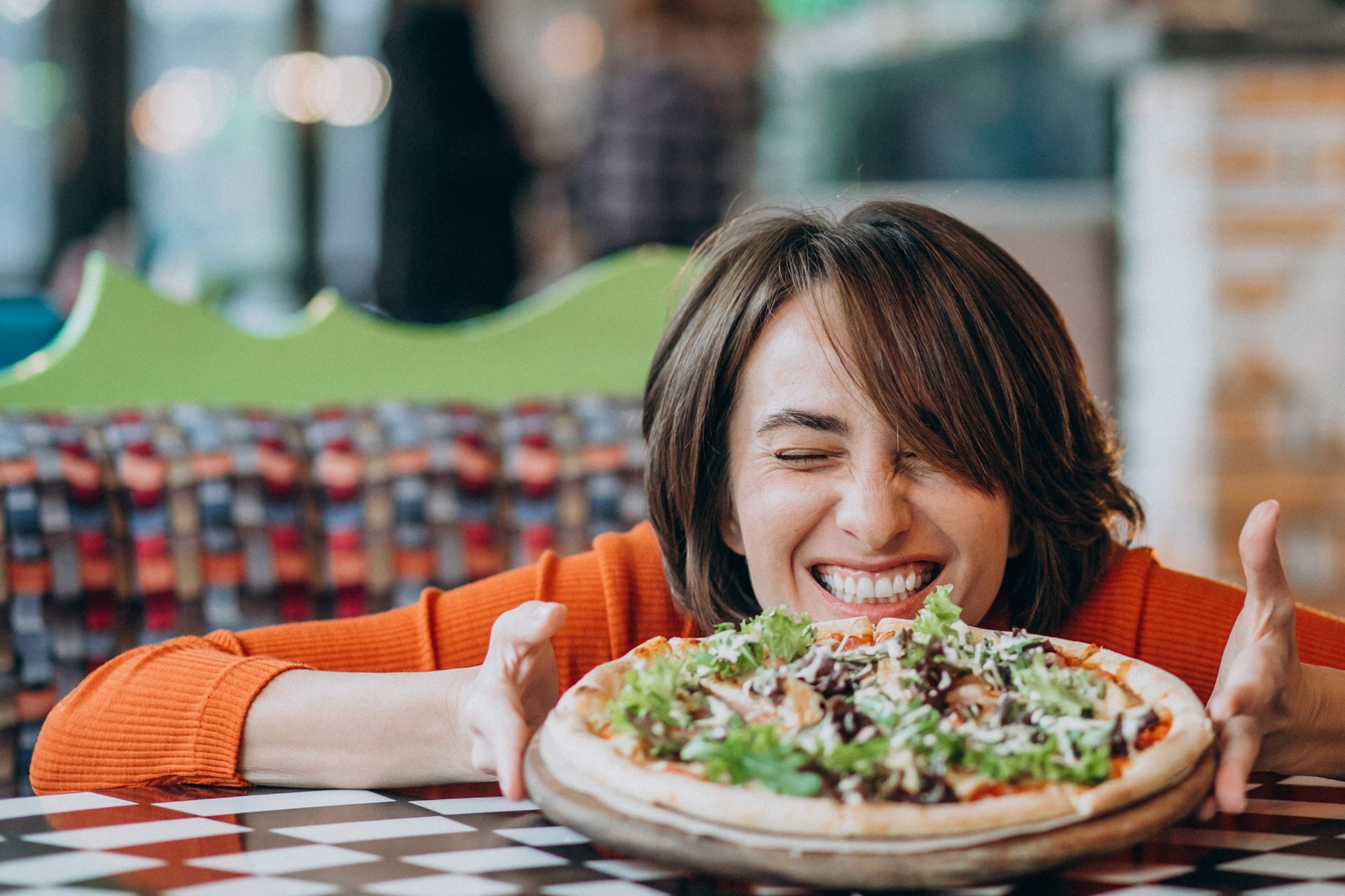 Frau mit Pizza